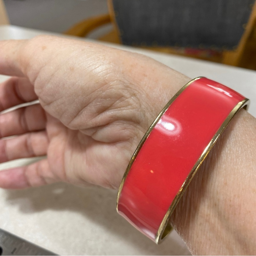 Vintage Beautiful Coral Reg Enamel And Gold Ton Metal Bangle Bracelet‎ D-2.75”